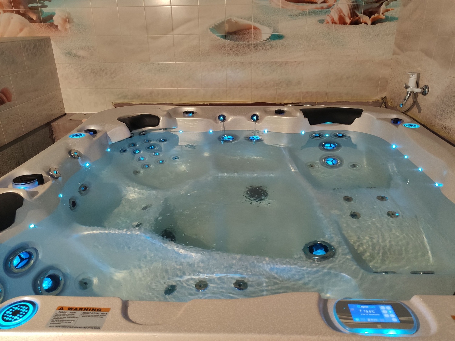Краткий видеобзор спа-бассейна Vortex Spas Cobalt на установке у клиента!