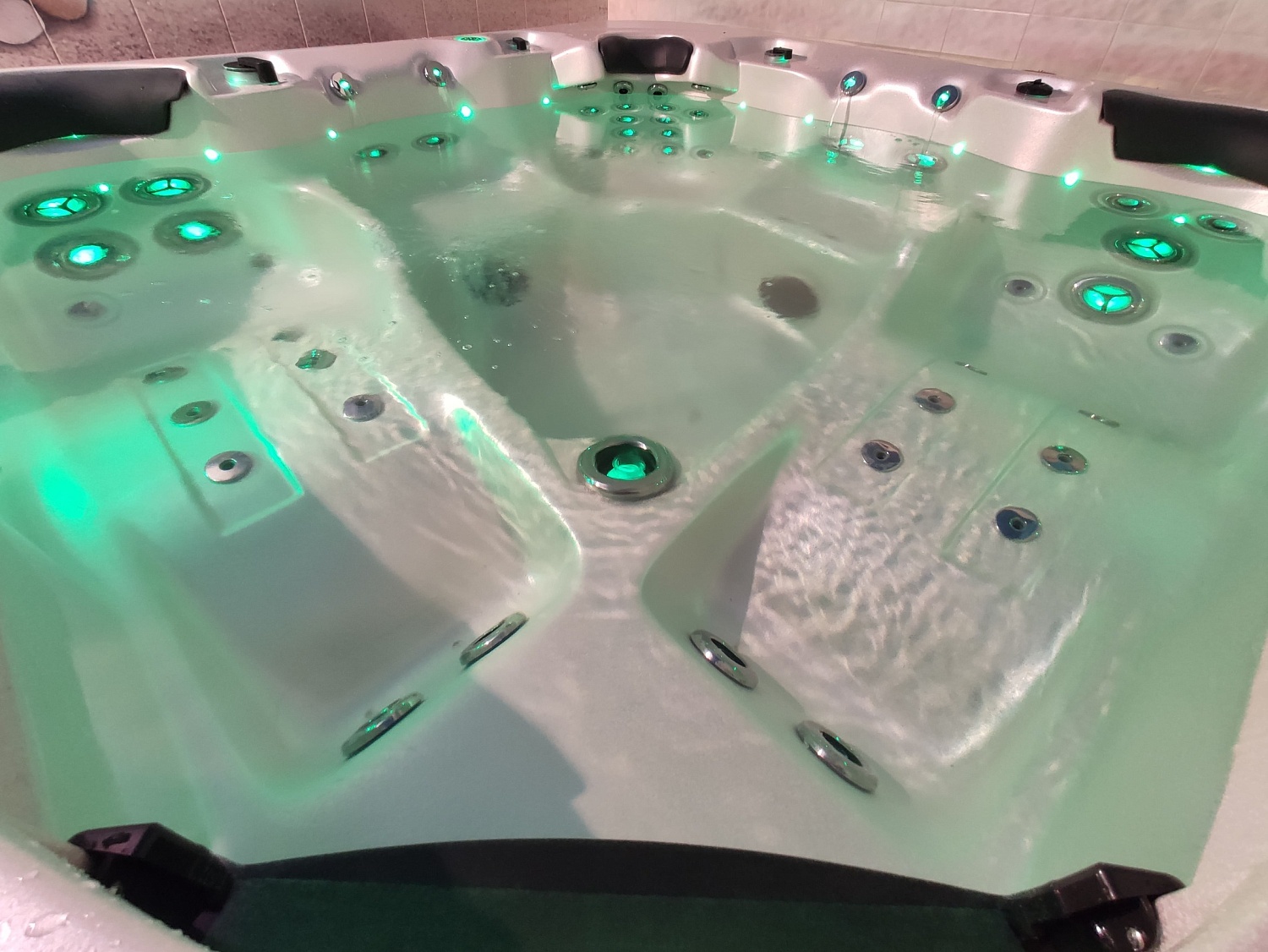 Краткий видеобзор спа-бассейна Vortex Spas Cobalt на установке у клиента!